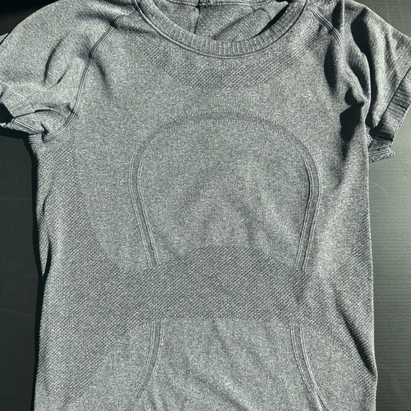 Lululemon Run Swiftly Tech Short Sleeve - Size 6 - Picture 3 of 5